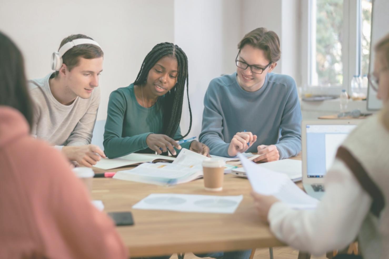 Graphiques financiers et calculatrice illustrant la planification budgétaire