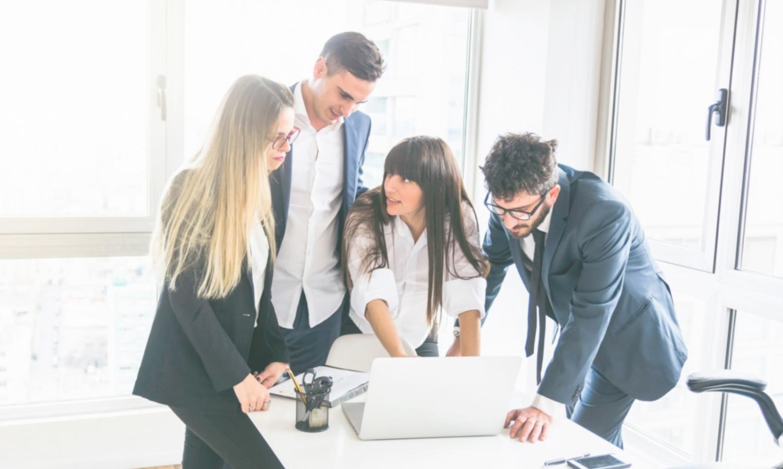 Personne analysant des données financières sur ordinateur portable